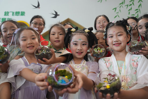 孩子们用黄葛树树叶制作工艺品。西南大学供图