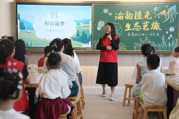志愿者讲解黄葛树的知识。西南大学供图